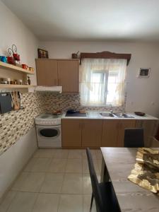 Kuchyň nebo kuchyňský kout v ubytování Galini Apartment