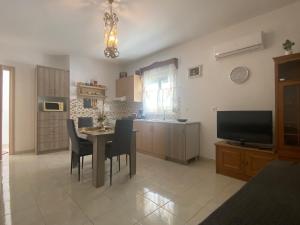 Televízia a/alebo spoločenská miestnosť v ubytovaní Galini Apartment