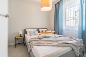 Llit o llits en una habitació de Flatbook Apartamenty - Jantar Bursztynowe Osiedle