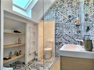 La salle de bains est pourvue d'un lavabo et d'une douche. dans l'établissement Chambre d'hôtes de Verdigné Piscine Parking Wifi, au Mans