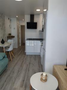 een woonkamer met een keuken en een tafel bij Beach front Esther 5 Villajoyosa VACATION RENTALS FROM 11 NIGHTS in Villajoyosa