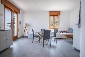 una cucina e una sala da pranzo con tavolo e sedie di casa Panoramica a Tremosine Sul Garda