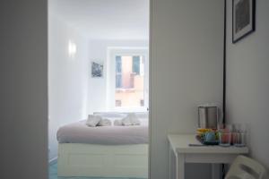 リオマッジョーレにあるViadeibanchiのベッドルーム1室(ベッド1台、窓のあるテーブル付)