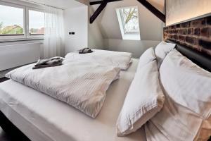 two beds sitting next to each other in a bedroom at Zieglers Restaurant & Pension in Oranienbaum-Wörlitz