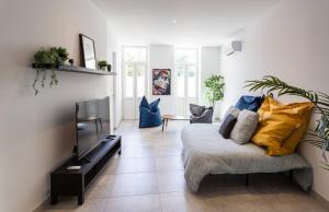 uma sala de estar com um sofá e uma mesa em MaxBnb - CLIMATISÉ - Grand Studio 37m2 & terrasse 30m2 - Est em Toulon