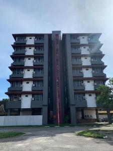 un gran edificio de apartamentos con un aparcamiento enfrente en D’lina pelangi, en Kampong Kemaman