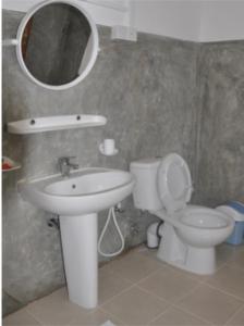 A bathroom at Pearl Oceanic Resort - Trincomalee