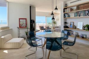 - un salon avec une table et des chaises en verre dans l'établissement INFINITY Sunny Home by Cadiz4Rentals, à Cadix