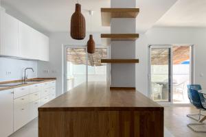 A kitchen or kitchenette at INFINITY Sunny Home by Cadiz4Rentals