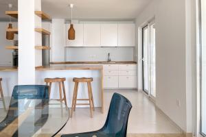 A kitchen or kitchenette at INFINITY Sunny Home by Cadiz4Rentals