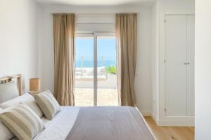 A bed or beds in a room at INFINITY Sunny Home by Cadiz4Rentals