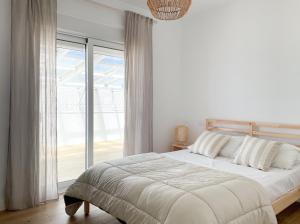 A bed or beds in a room at INFINITY Sunny Home by Cadiz4Rentals