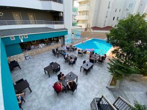 einen Blick über eine Terrasse mit Pool in einem Gebäude in der Unterkunft Acar Hotel in Alanya
