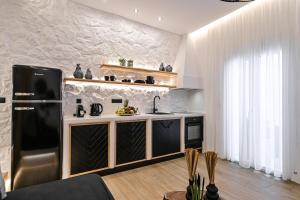 Kuchyň nebo kuchyňský kout v ubytování Mythos Luxury Suite