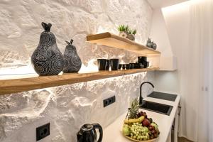 Kuchyň nebo kuchyňský kout v ubytování Mythos Luxury Suite