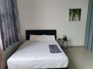 1 cama con 2 toallas en un dormitorio en PINNACLE KELANA JAYA, en Petaling Jaya