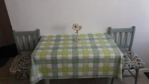 TrevorにあるPen Llyn Quarryman's Cottageの青黄のチェックテーブル布を敷いたテーブル