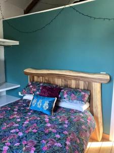 Cama ou camas em um quarto em The Old Railway House Cottage @ Carn Brea