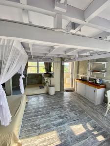 une grande chambre avec un lit et une cuisine dans l'établissement Uluwatu Penthouse, à Uluwatu