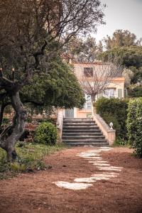 eine Treppe, die zu einem Haus führt in der Unterkunft Villa Tamaris in La Seyne-sur-Mer