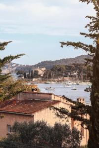 een uitzicht op een haven met boten in het water bij Villa Tamaris in La Seyne-sur-Mer