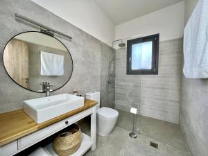 Koupelna v ubytování PETRA RESIDENCES IN LINDOS + 37 fotografií