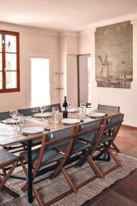 een eetkamer met een grote houten tafel en stoelen bij Villa Tamaris in La Seyne-sur-Mer