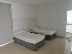 Łóżko lub łóżka w pokoju w obiekcie Apartamentos Tabaiba