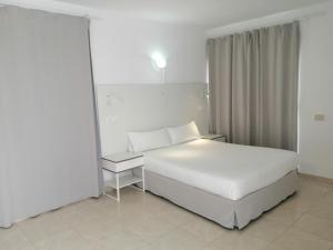 Łóżko lub łóżka w pokoju w obiekcie Apartamentos Tabaiba