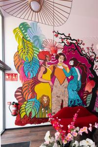 Hostelle - Women only hostel Barcelona في برشلونة: جدار جداري في غرفة مرسوم عليها نساء