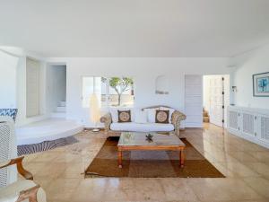 a living room with a couch and a coffee table at Villa Guacarachas in Cacla D'or