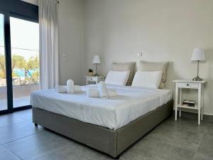 Postel nebo postele na pokoji v ubytování PETRA RESIDENCES IN LINDOS