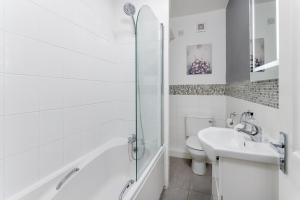 A bathroom at FLATZY - Stylish Abode on Doorstep of Sefton Park *10 minutes to Centre*