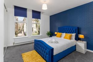 A bed or beds in a room at FLATZY - Stylish Abode on Doorstep of Sefton Park *10 minutes to Centre*