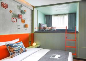 Postel nebo postele na pokoji v ubytování Samsen Street Hotel