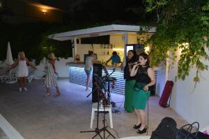 ケメルにあるKaftans City Hotel by RRH&Rの外立ち人