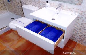 コティージョにあるCotillo Bay II Apartmentの白い洗面台とトイレのあるバスルーム