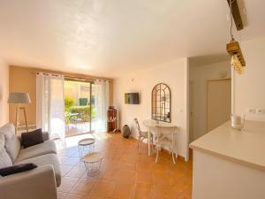 Appartement cosy pour un séjour bien-être في Saumane-de-Vaucluse: غرفة معيشة مع أريكة وطاولة