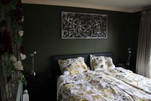 a bedroom with a bed and a picture on the wall at Veluwe Park Reewold Chalet Talisman in Putten