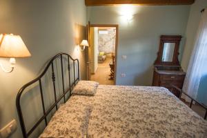 - une chambre avec un lit, une lampe et un couloir dans l'établissement Apartma Baladur, à Brezovica pri Gradinu