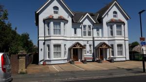 una gran casa blanca al costado de una calle en Victoria Lodge, en Sandown