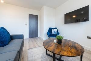 A seating area at Stylish 2 bed apartment close to city