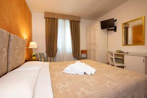 Postel nebo postele na pokoji v ubytování Hotel Arcobaleno Siena
