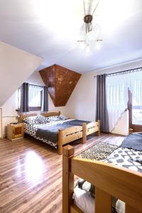 - une chambre avec deux lits et un plafond dans l'établissement Willa Bartuś Baliczek, à Bukowina Tatrzańska