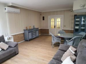 Khu vực ghế ngồi tại Villa Adela