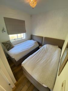 Un pat sau paturi într-o cameră la Heerlijke bungalow op 350 meter vanaf het strand!