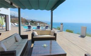 salon z widokiem na ocean w obiekcie Villa Jaz w mieście Torrox