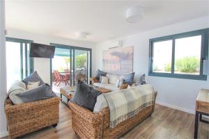 salon z kanapą i 2 krzesłami w obiekcie Villa Jaz w mieście Torrox