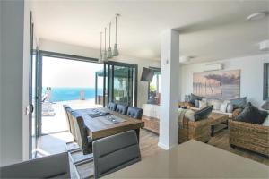 jadalnia i salon z widokiem na ocean w obiekcie Villa Jaz w mieście Torrox