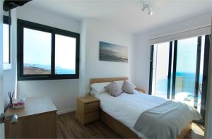 sypialnia z łóżkiem i dwoma oknami w obiekcie Villa Jaz w mieście Torrox +54 zdjęcia